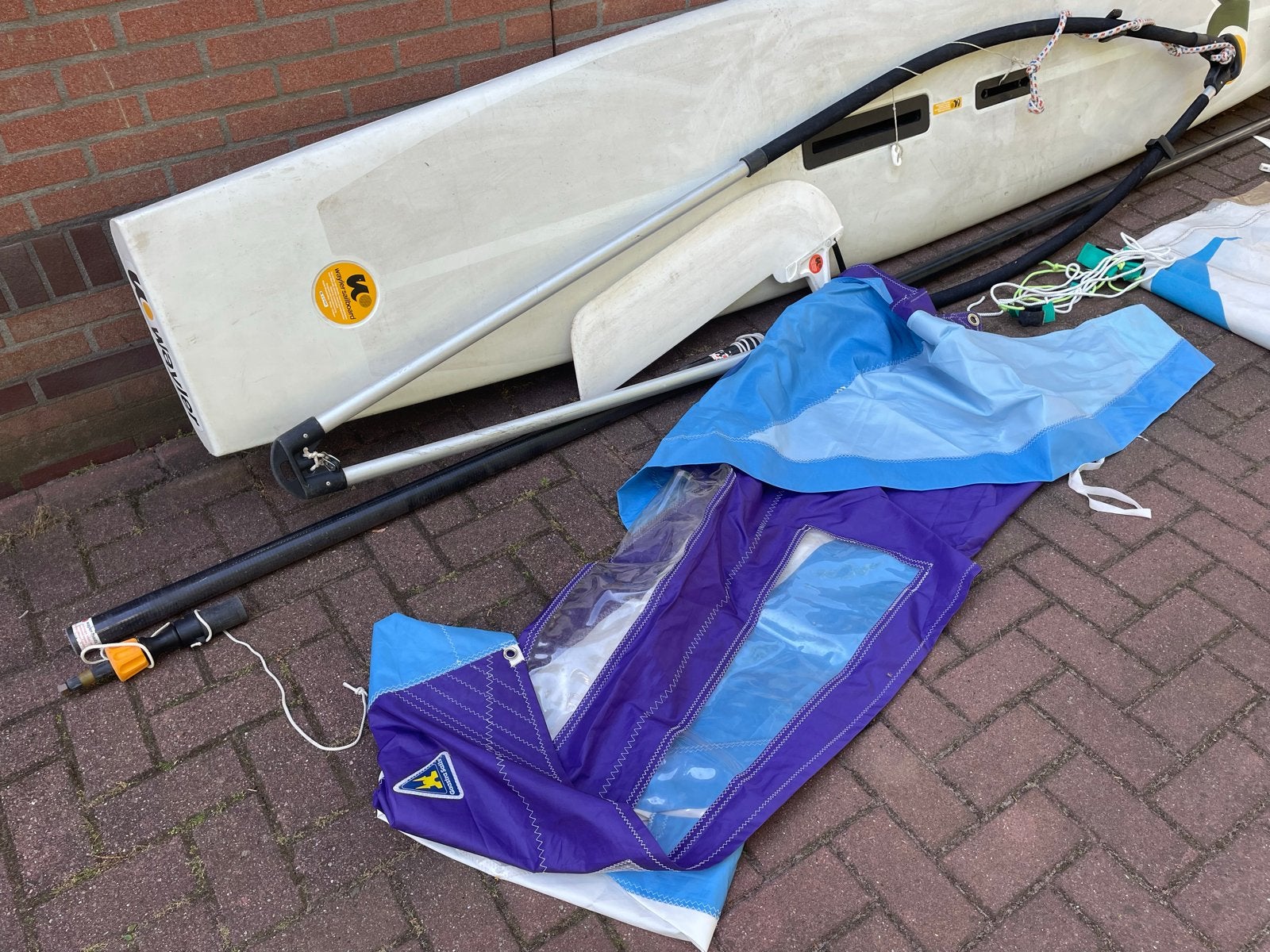 Wayler Sailboard Windsurfplank met zeil en giek, Watersport en Boten, Gebruikt, Met giek, 300 cm of meer, 8 m² of meer