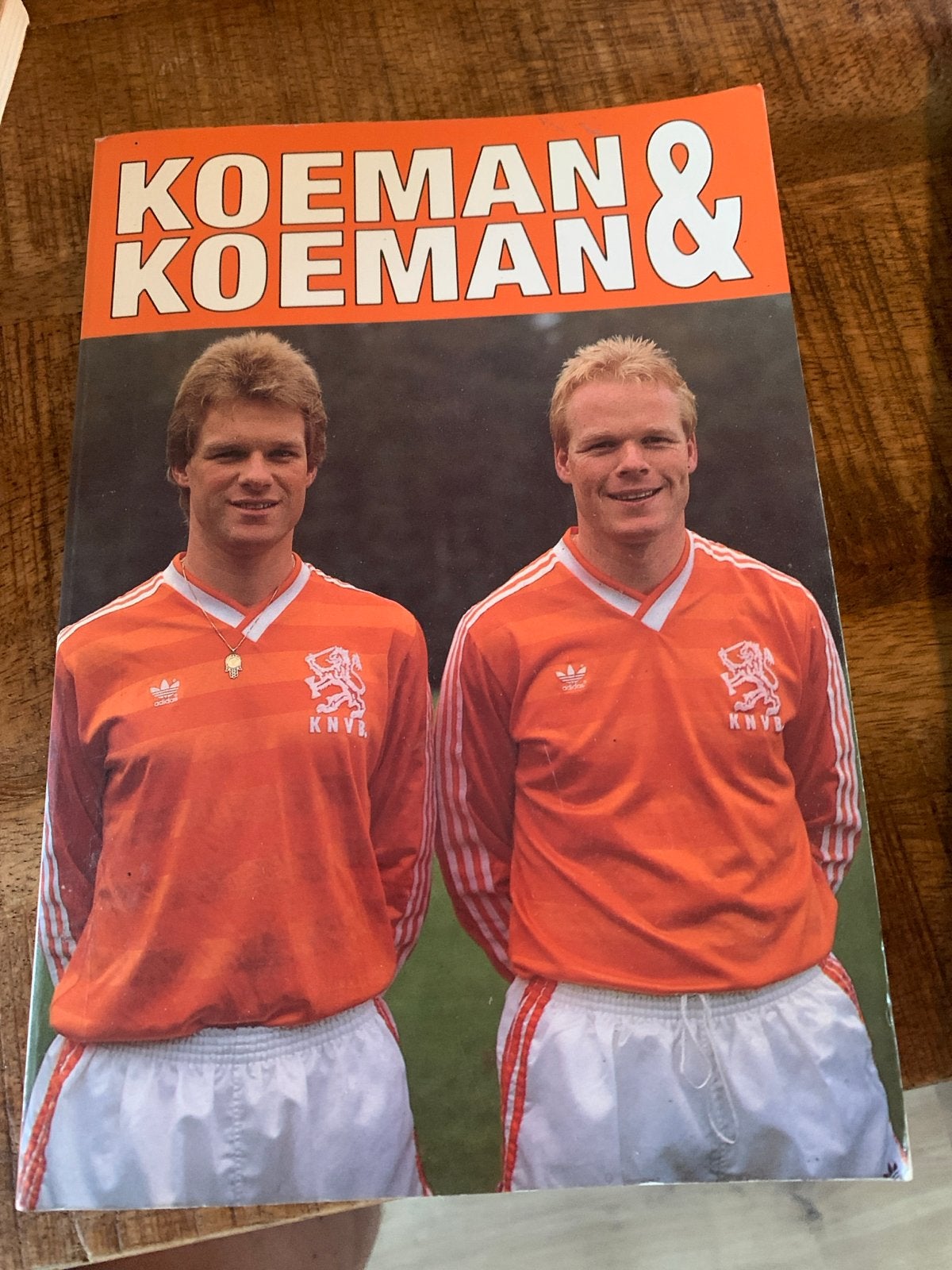 Koeman & Koeman Voetbalboek - Zeldzaam item!, Ophalen of Verzenden, Gelezen, Balsport