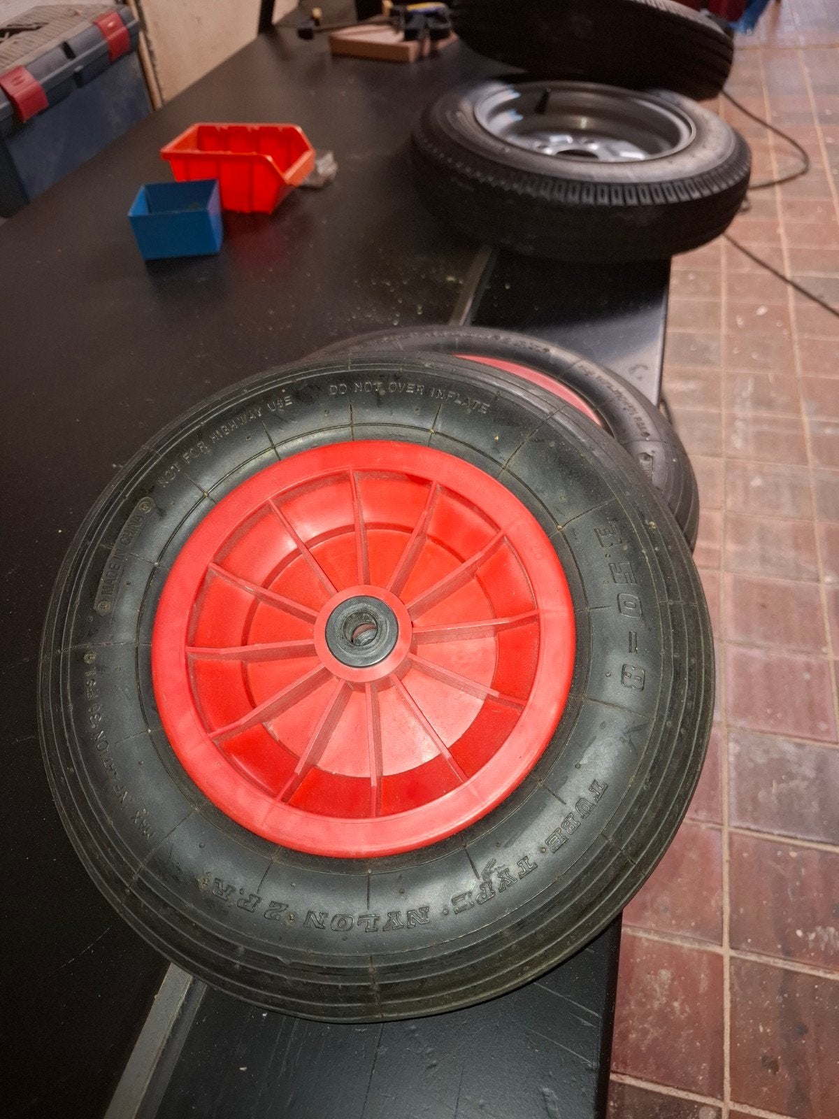 2x Stevige kruiwagenwiel met rode velg - Zo goed als nieuw, Ophalen of Verzenden, Zo goed als nieuw, Handmatig, Onbekend