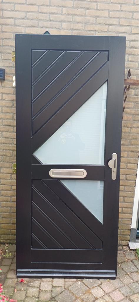 Moderne hardhouten voordeur rechts draaiend met beslag, Ophalen of Verzenden, Gebruikt, Buitendeur, 200 tot 215 cm