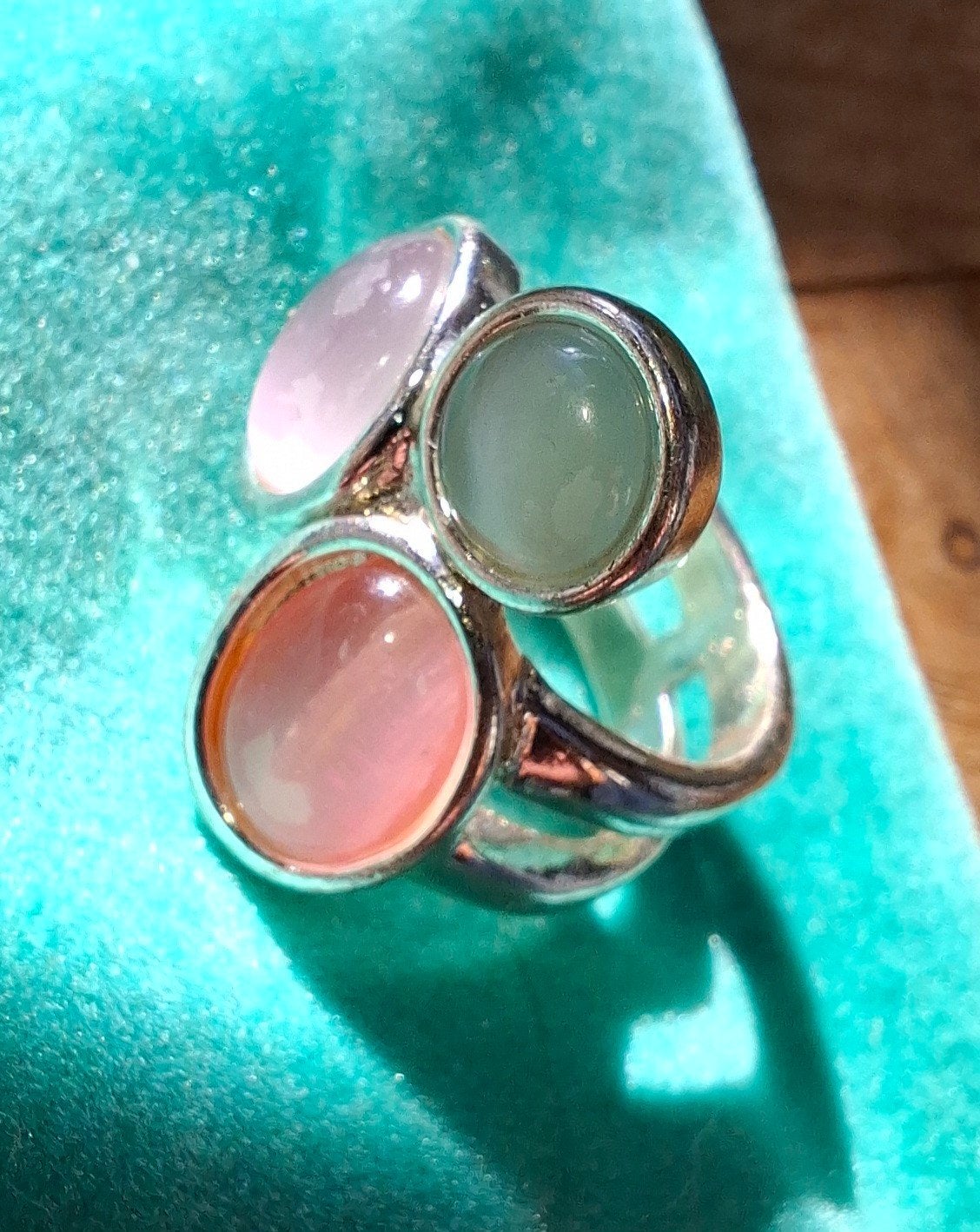 Zilverkleurige ring met meerkleurige cabochon stenen, Gebruikt, Overige kleuren, Ophalen of Verzenden, Met edelsteen