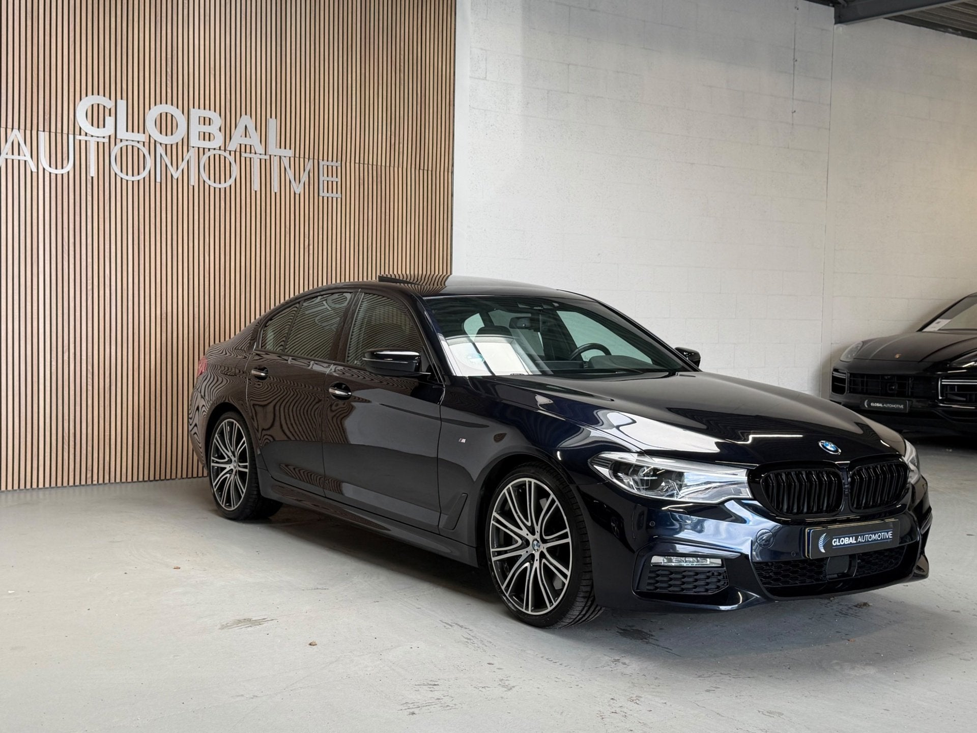 BMW 5-serie 540i High Executive - M PAKKET - ACHTERWIEL AANG, Auto's, Automaat, Gebruikt, 2000 kg, Leder