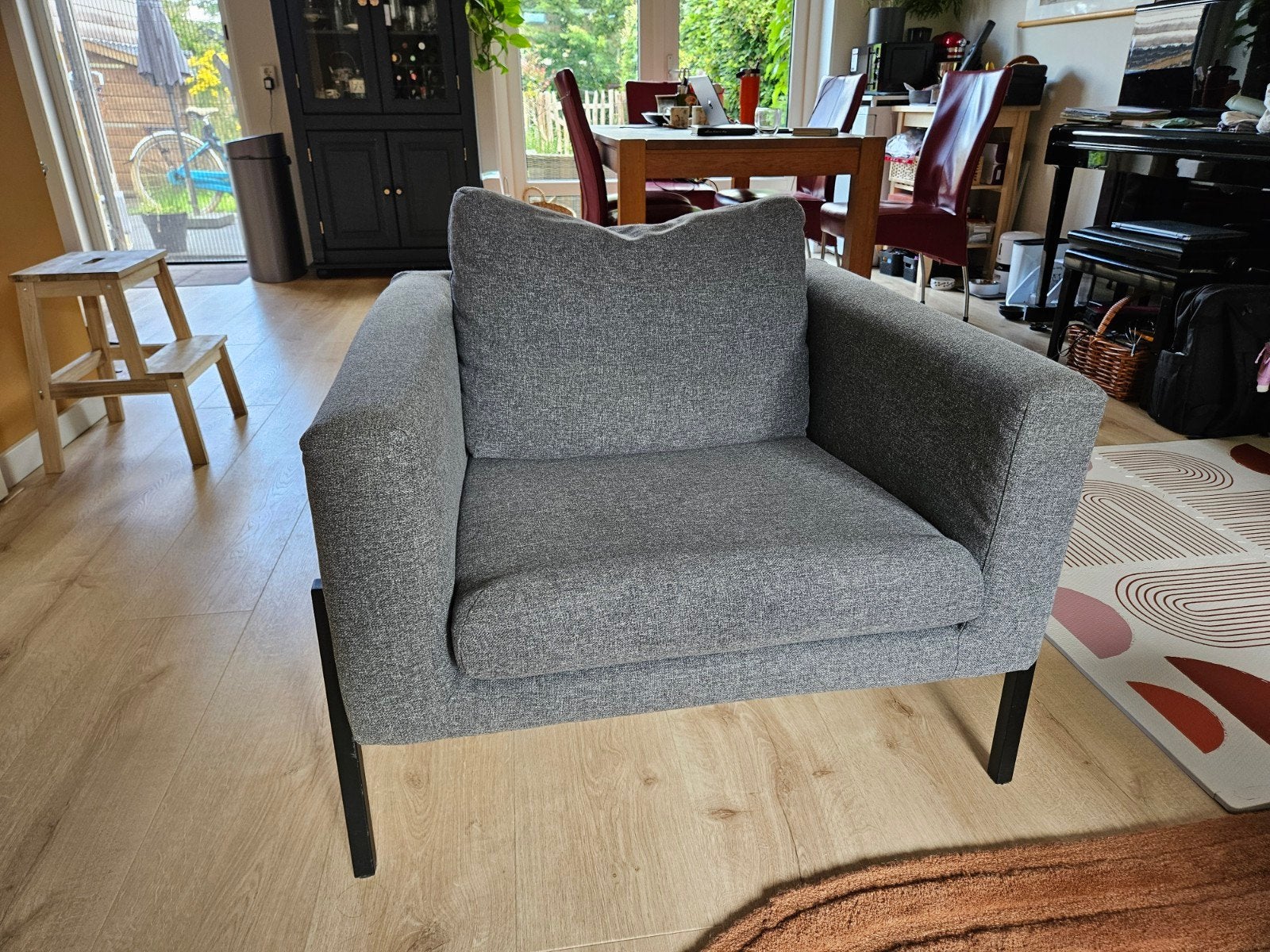 Grijze stoel / fauteuil Ikea Koarp, Ophalen, 75 tot 100 cm, Zo goed als nieuw, 75 tot 100 cm