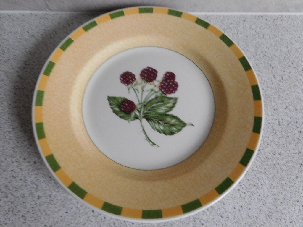 Bord Summerset Churchill - 20,5 cm met bramen decor, Overige merken, Keramiek, Landelijk/Boerenbont, Ophalen of Verzenden