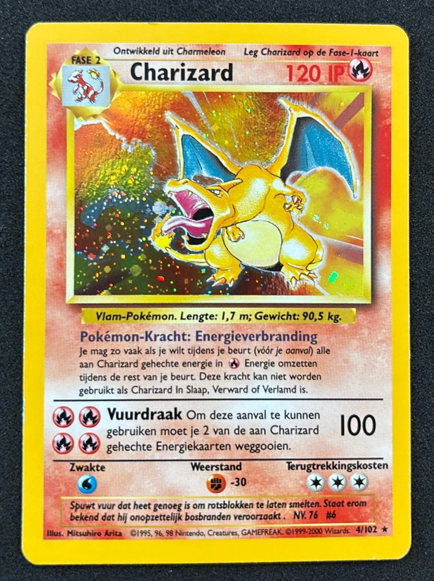 Charizard base set 4/102 NL, double swirl, strakke kaart, Ophalen, Zo goed als nieuw