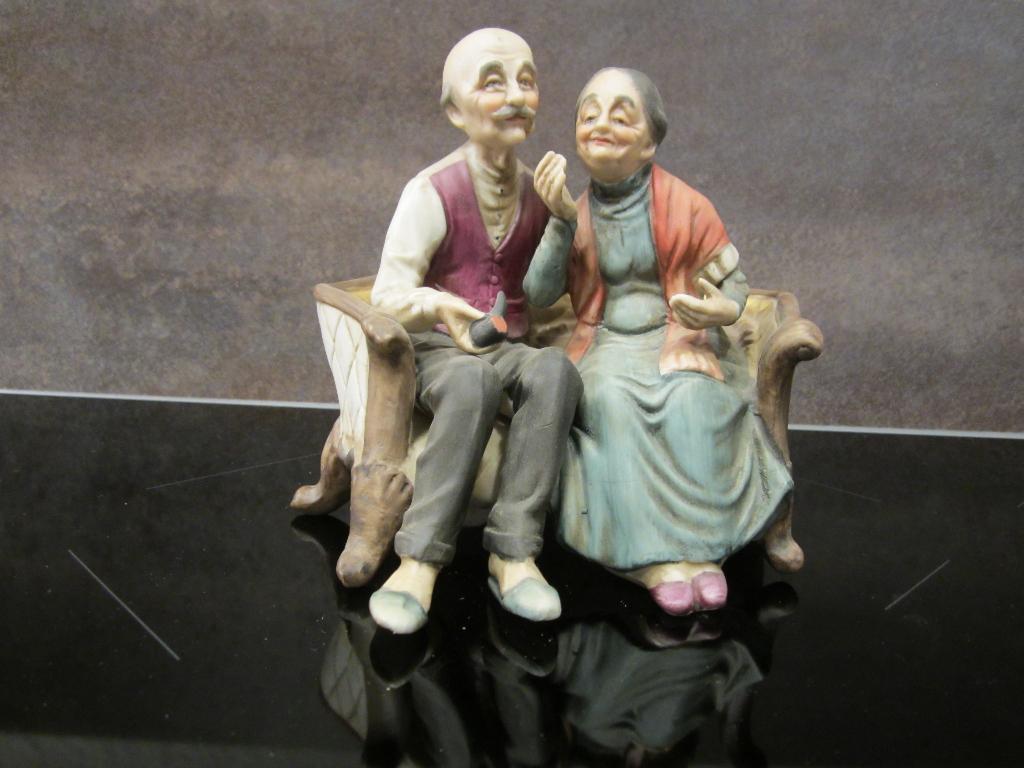 Porseleinen beeldje ouder echtpaar (mopje), Antiek en Kunst, Ophalen of Verzenden