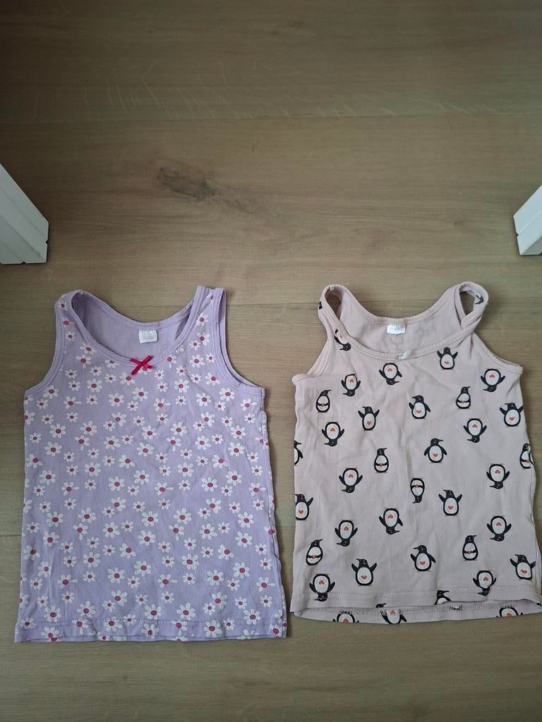2 Meisjes Hemdjes Maat 98/104 - Bloemen & Pinguïns, Kinderen en Baby's, Kinderkleding | Maat 98, Nacht- of Onderkleding, Gebruikt