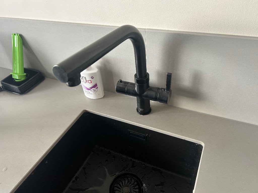 Aqua hot+ kokend waterkraan, Ophalen, Zwart, 50 tot 100 cm, Zo goed als nieuw