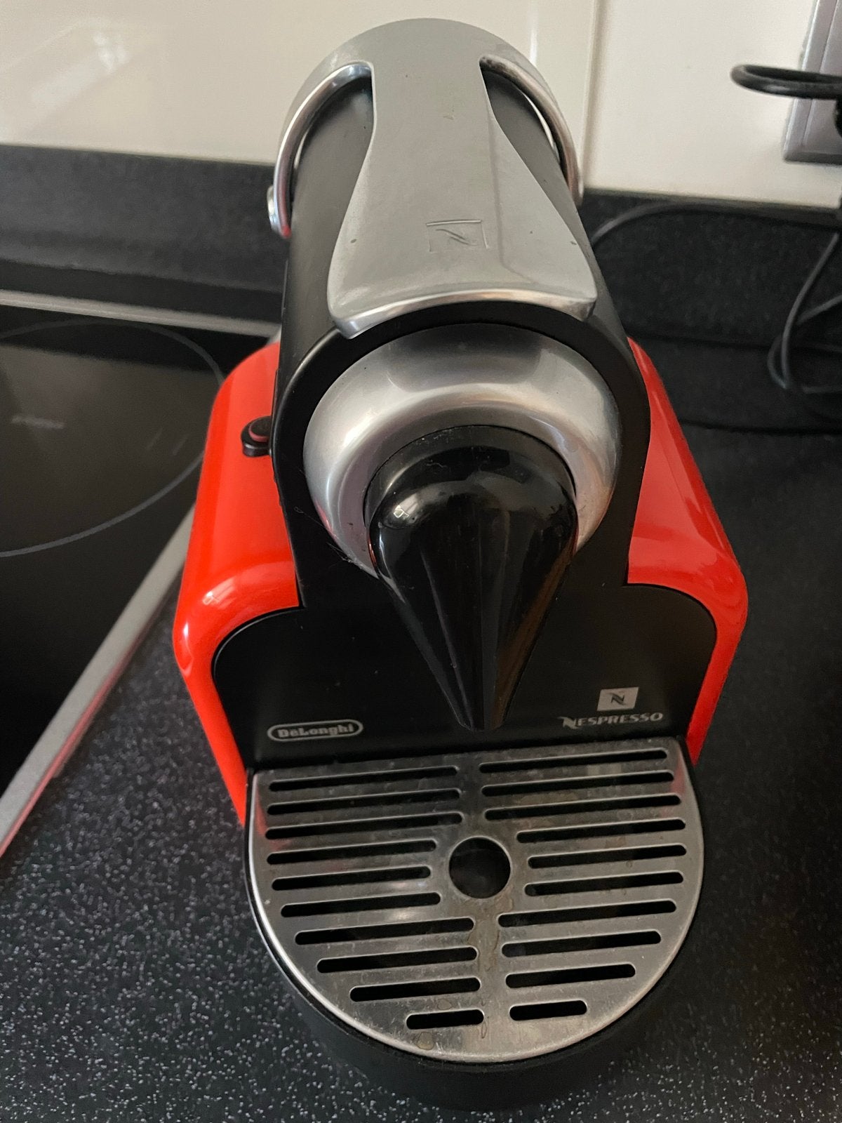 Nespresso DeLonghi koffiezetapparaat rood - zo goed als nieu, Witgoed en Apparatuur, Ophalen, Koffiepads en cups, Espresso apparaat