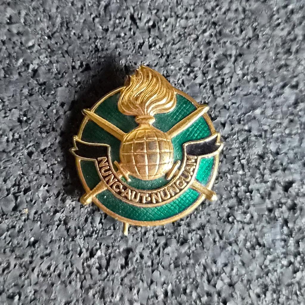 Kct borst embleem, Ophalen of Verzenden, Landmacht, Nederland, Embleem of Badge