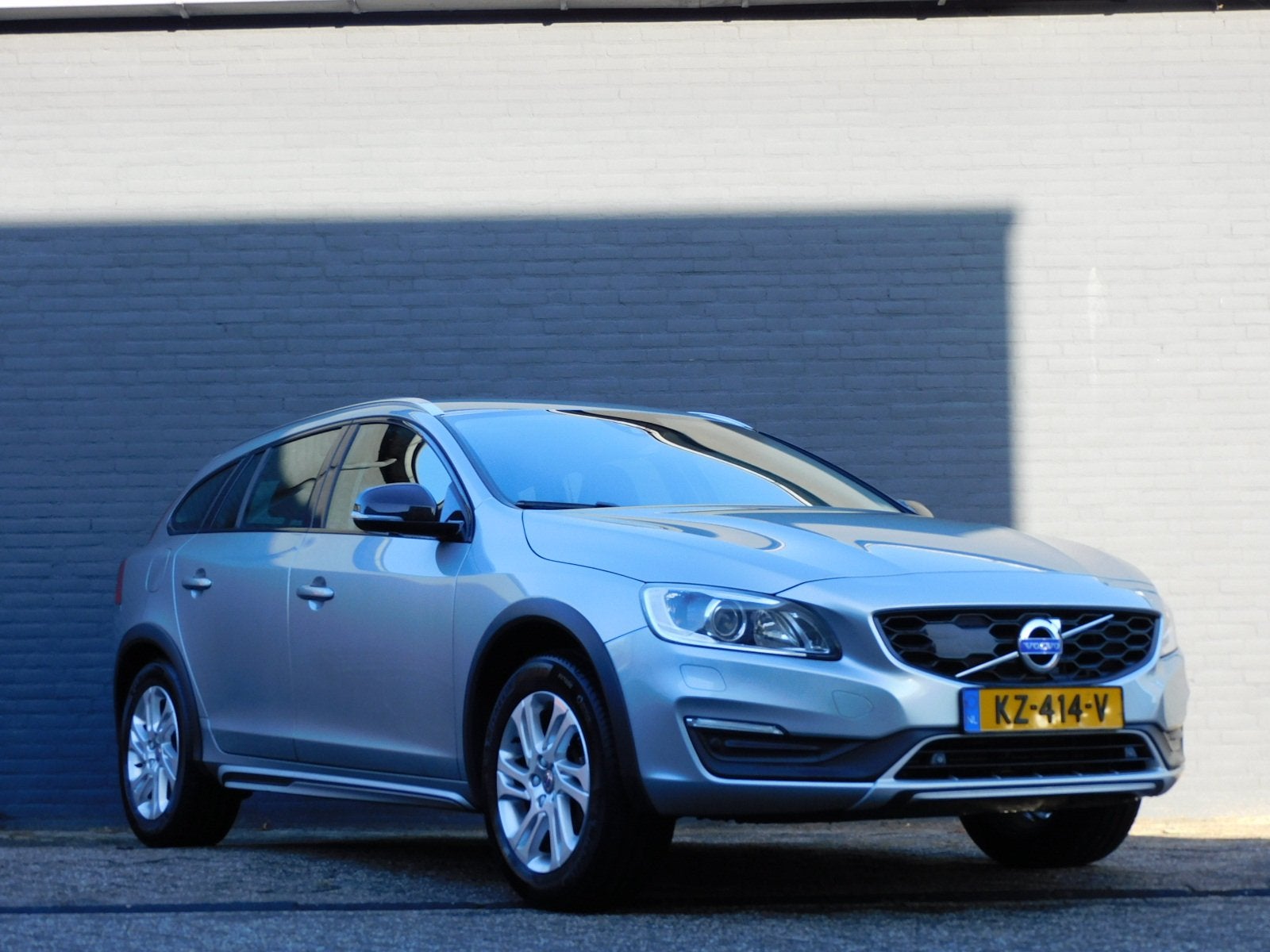Volvo V60 Cross Country 2.0 D3 Momentum TOPSTAAT! DEALER OND, Auto's, Dealer onderhouden, 4 cilinders, Leder en Stof, Origineel Nederlands
