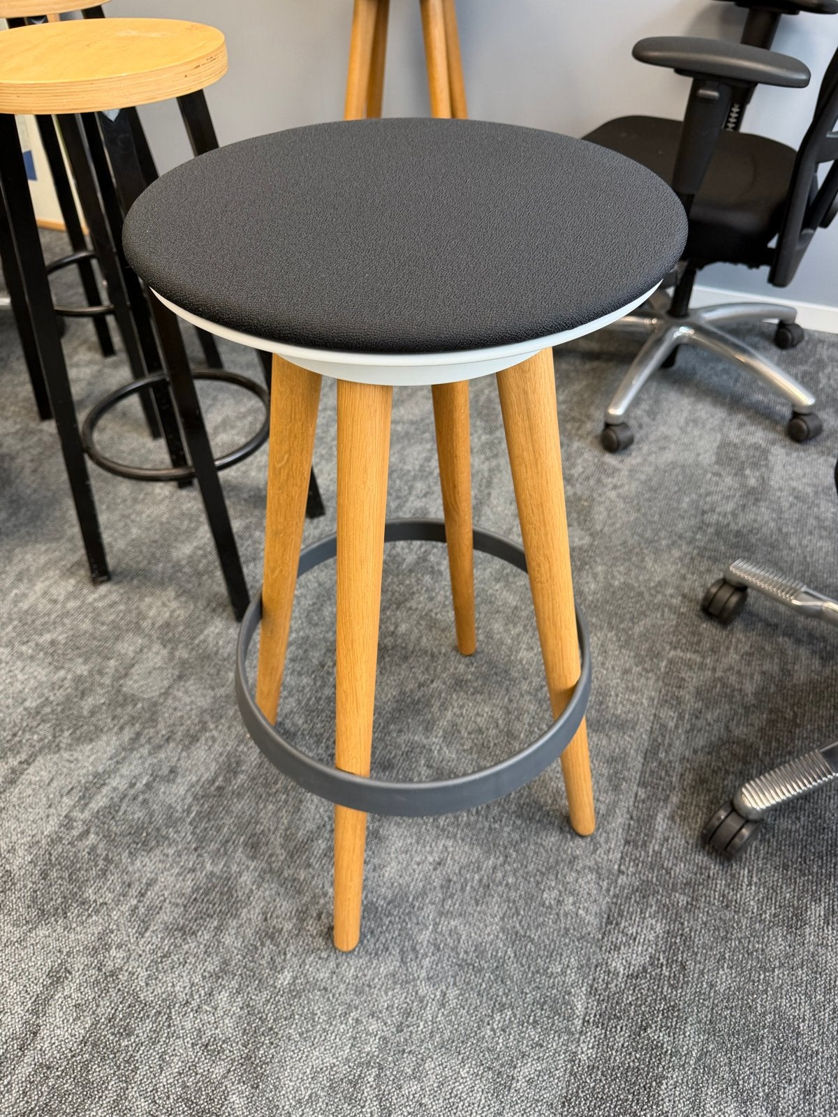 3 Moderne barkrukken met draaibare zitting, Ophalen, Zo goed als nieuw, Hout