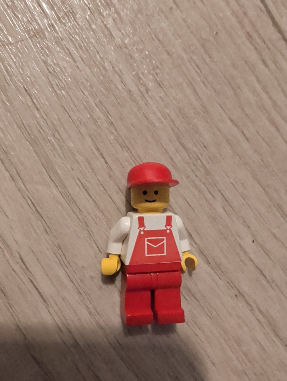 Lego poppetje met rode pet en tuinbroek, Ophalen, Gebruikt, Overige merken
