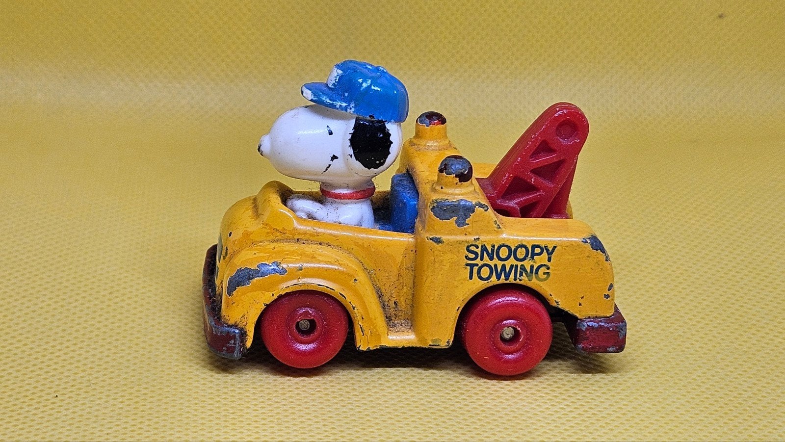 Vintage Snoopy Sleepy Towing Speelgoedauto (1958, Macau), Verzamelen, Ophalen of Verzenden, Gebruikt