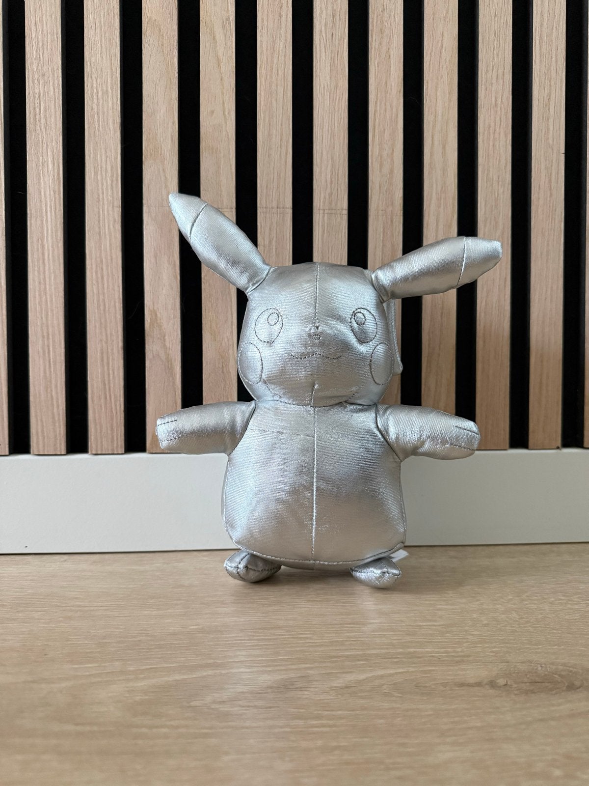 Pokémon 25th Anniversary Zilveren Pikachu Knuffel 20cm, Zilver, Overige typen, Nieuw, Ophalen of Verzenden