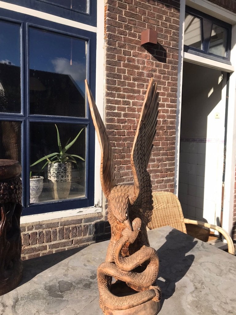 Uniek houten snijwerk van adelaar met slang, Ophalen, Houtsnijwerk, 50 - 100 cm, Handgemaakt