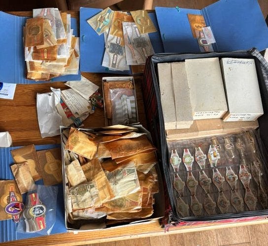 Volle doos met diverse sigarenbandjes, verschillende maten, Verzamelen, Ophalen of Verzenden, Gebruikt