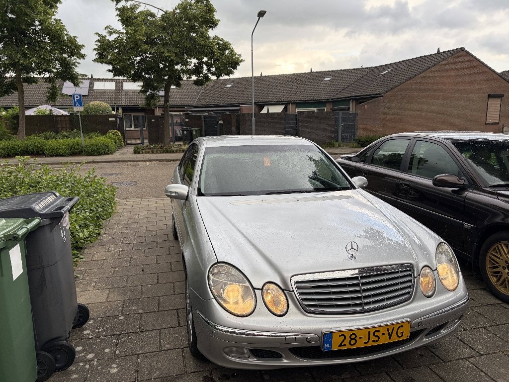 Mercedes-Benz E-Klasse 2.1 CDI E220 Sedan AUT 2002 Grijs, Auto's, Mercedes-Benz, Automaat, 4 cilinders, Origineel Nederlands, Diesel