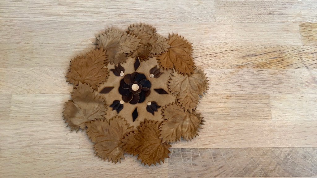 Kleine bruine, zachte tafelkleed, blaadjes decoratie - nieuw, Huis en Inrichting, Ophalen of Verzenden, Nieuw, Rechthoek