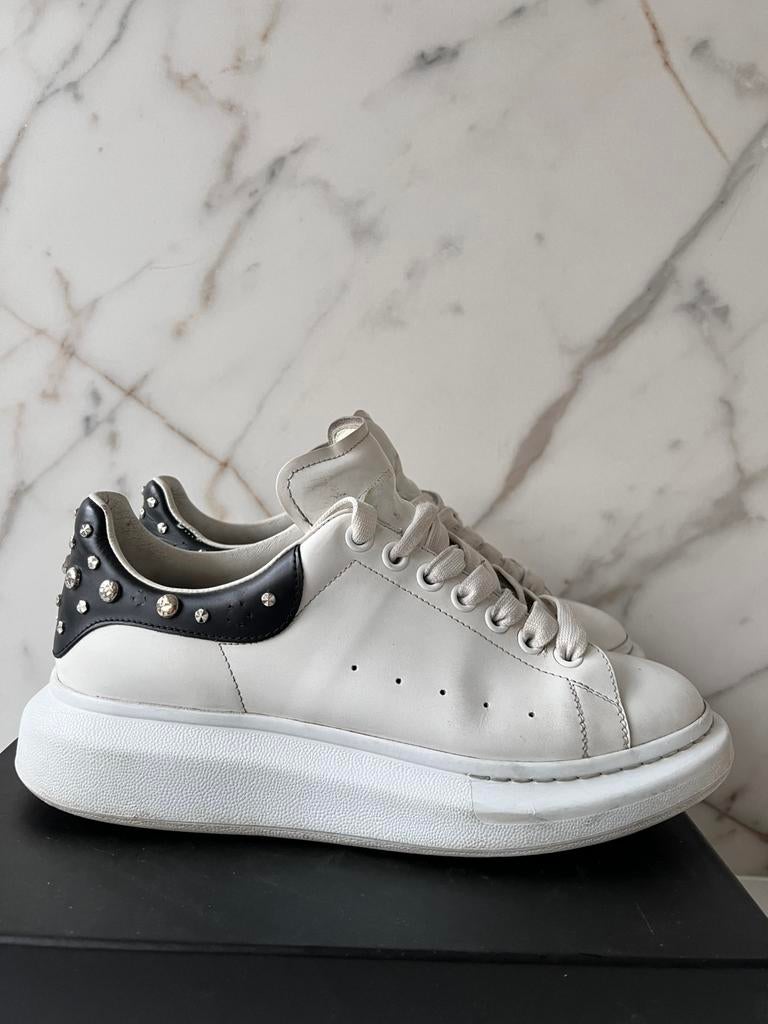 ALEXANDER MCQUEEN WITTE PLATEAU ZOOL SNEAKERS MET STUDS 41, Kleding | Dames, Wit, Ophalen of Verzenden, Sneakers of Gympen, Zo goed als nieuw