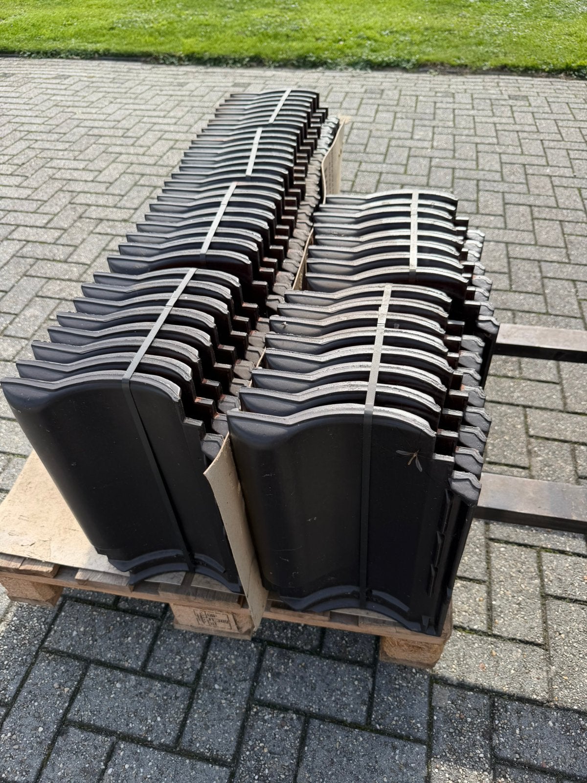 49x Renova Monier engobe dakpannen nieuw, Doe-het-zelf en Verbouw, Ophalen, Steen of Klei, Zwart, Nieuw
