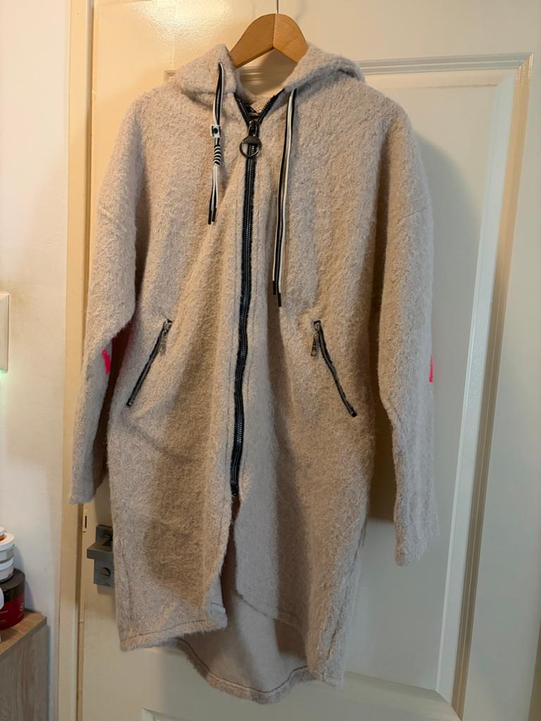 XUNA Lange Hoodie Vest met Rits en 'NAMASTE' op Rug, Kleding | Dames, Verzenden, Nieuw, Maat 38/40 (M), Beige