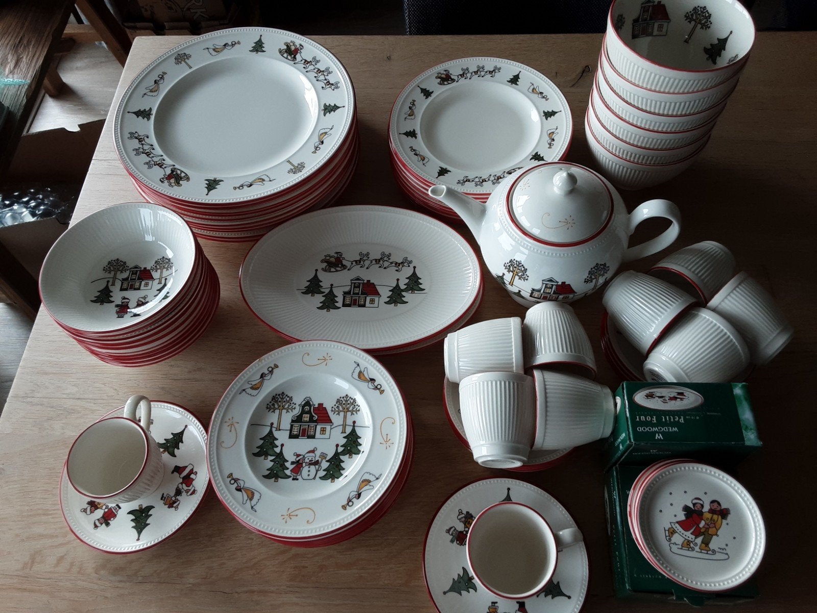 wedgwood windsor kerstservies in Nieuwstaat Per stuk, Huis en Inrichting, Ophalen, Zo goed als nieuw, Porselein, Bord(en)