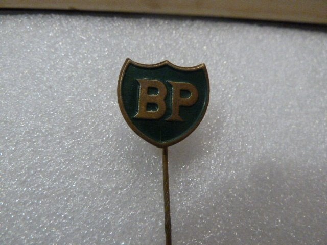 Vintage BP Speldje - Groen met Gouden Letters, Verzamelen, Ophalen of Verzenden, Gebruikt, Merk, Speldje of Pin