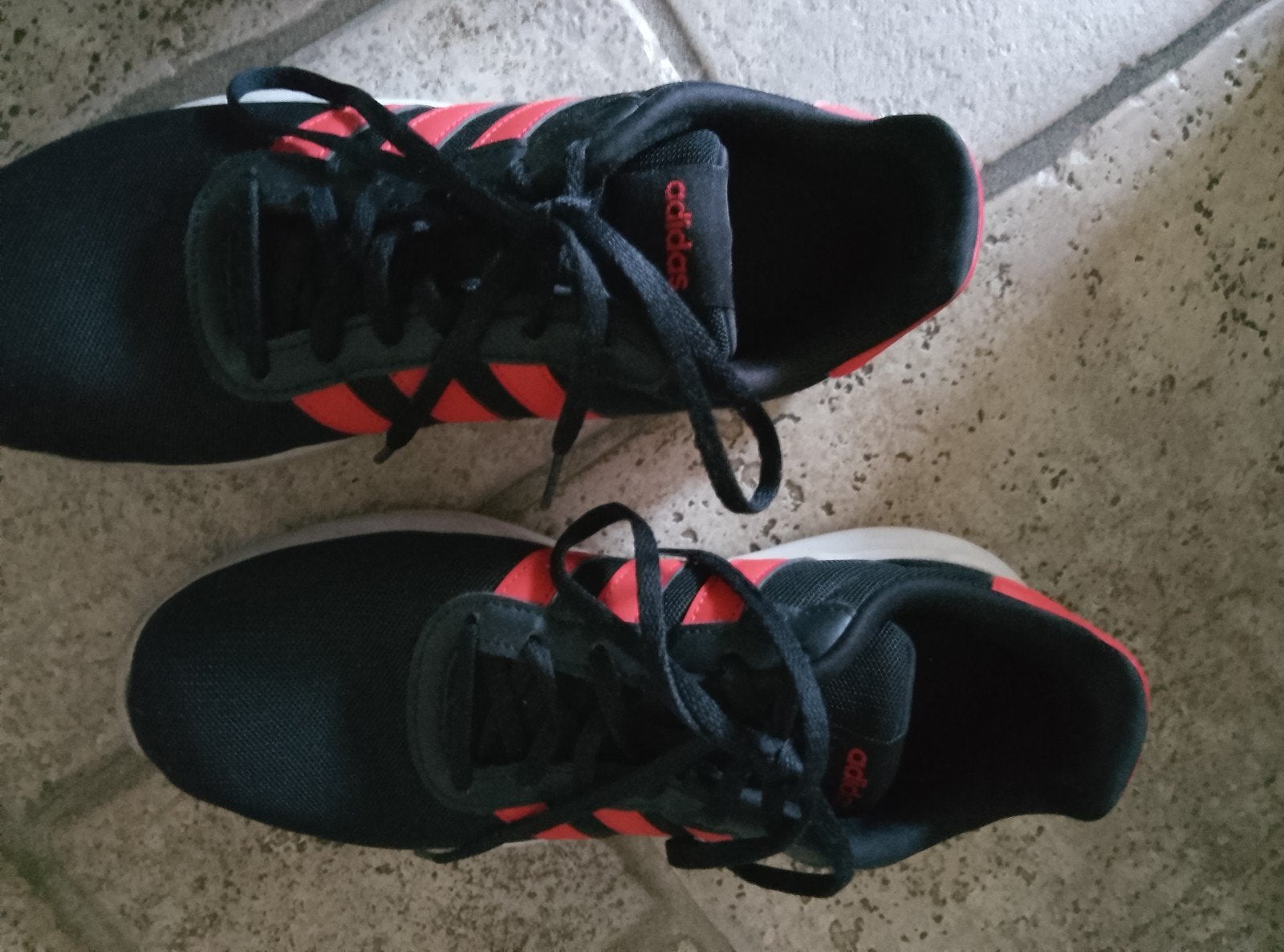 Adidas sneakers zwart met rood, Ophalen of Verzenden, Gedragen, Zwart