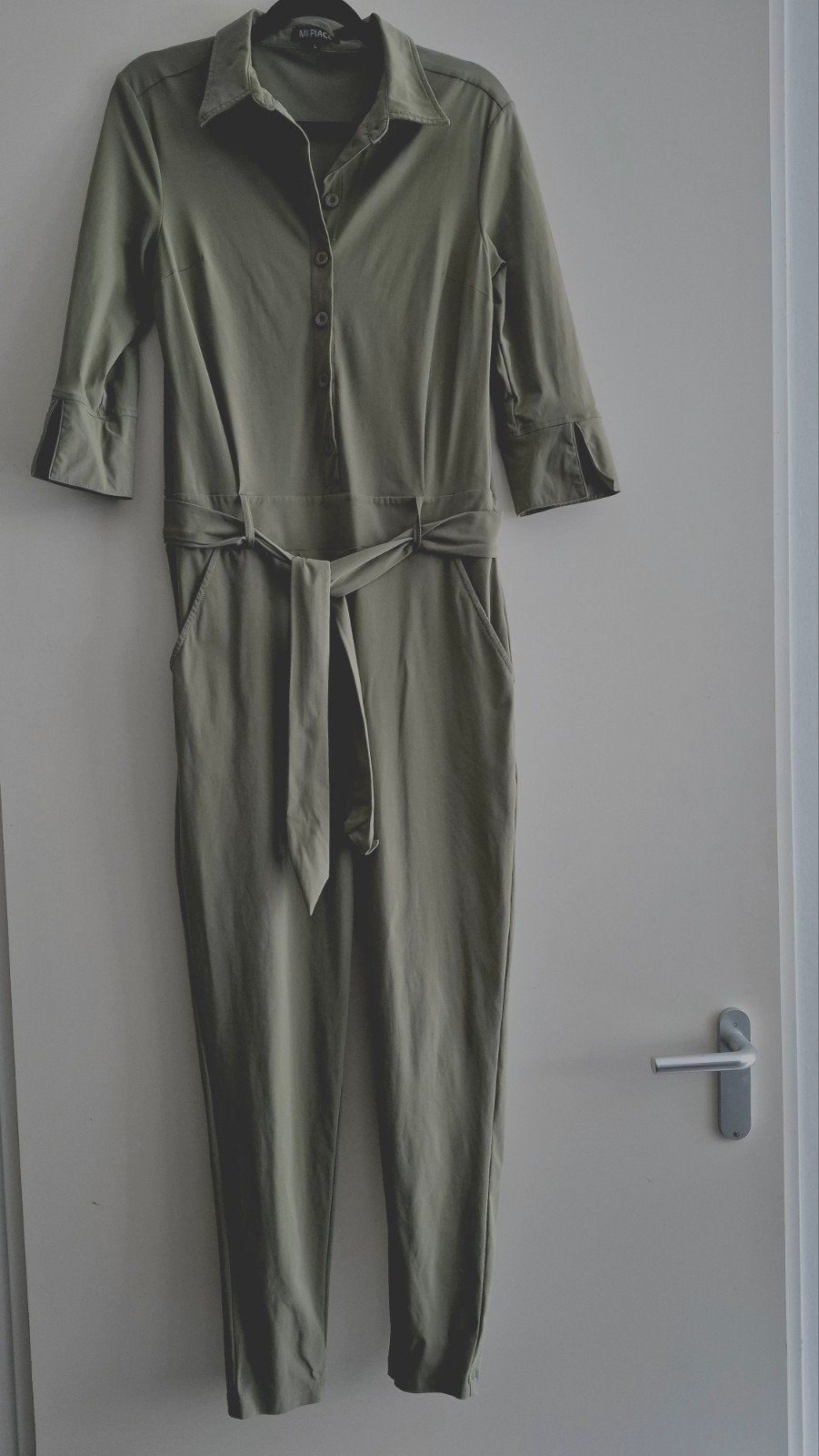 Mi Piace jumpsuit olijf travelstof, Mi Piace, Verzenden, Maat 42/44 (L), Zo goed als nieuw