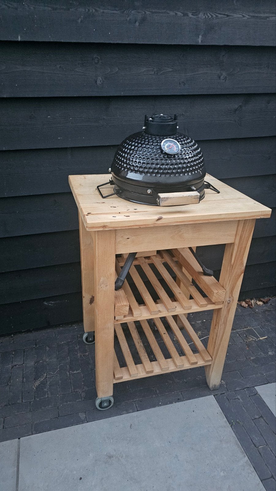 * Kamado barbecue met luxe houten onderstel *, Tuin en Terras, Barbecue-accessoires, Ophalen, Zo goed als nieuw
