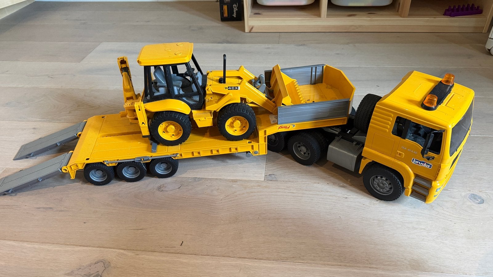 Bruder MAN vrachtwagen met JCB graafmachine, Kinderen en Baby's, Speelgoed | Speelgoedvoertuigen, Ophalen of Verzenden, Zo goed als nieuw