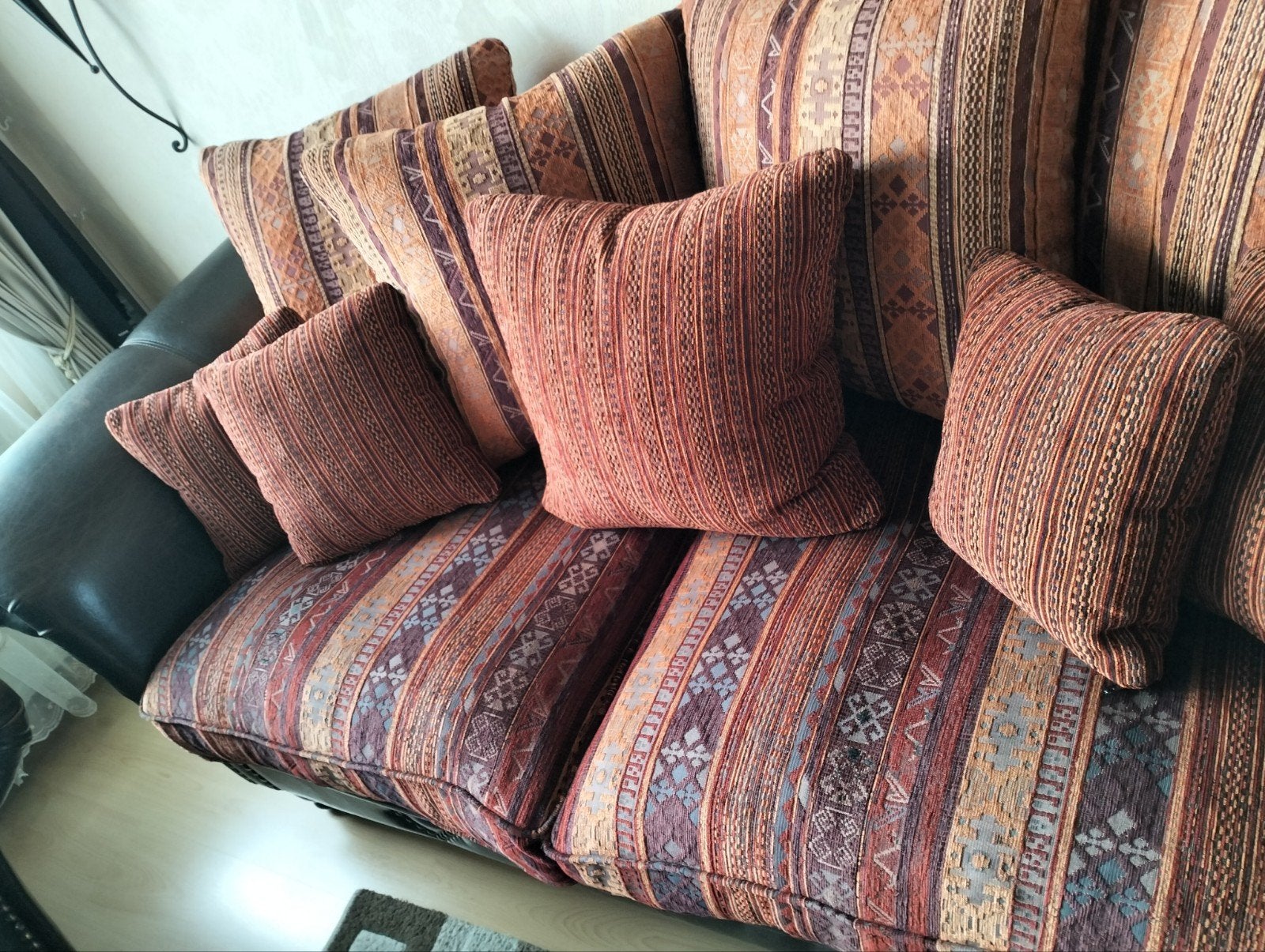 Comfortabele bank met kussens, Ophalen, Gebruikt, Hout, Driepersoons