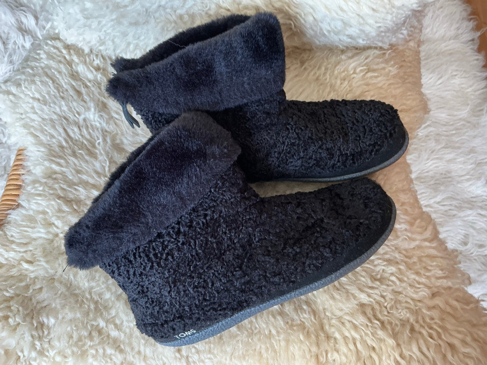 TOMS zwarte pantoffels/sloffen, maat 36-37, Kleding | Dames, Schoenen, Ophalen of Verzenden, Zo goed als nieuw, Zwart, Pantoffels of Sloffen