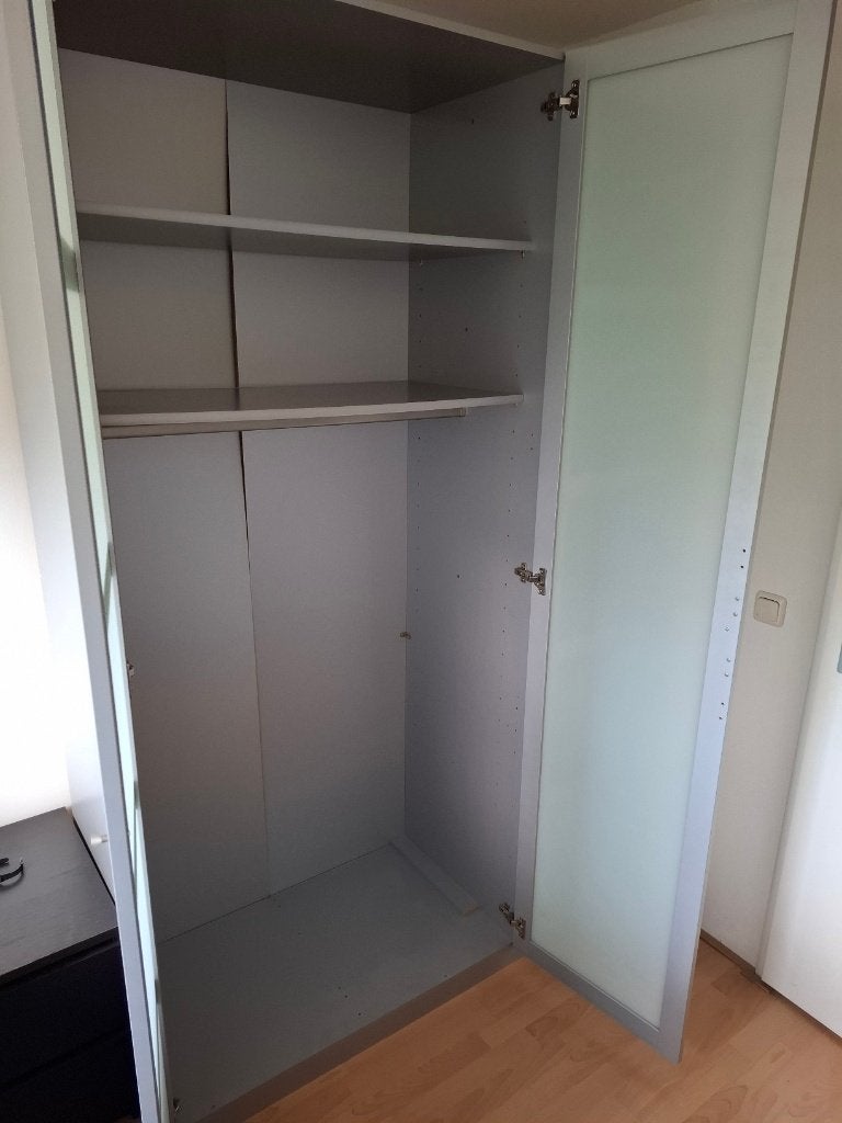 Foto 2 van Moderne driedeurs kledingkast met hang- en leggedeelte