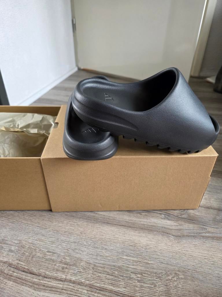 Yeezy Slides Onyx Maat 46, Kleding | Heren, Schoenen, Ophalen of Verzenden, Nieuw, Zwart