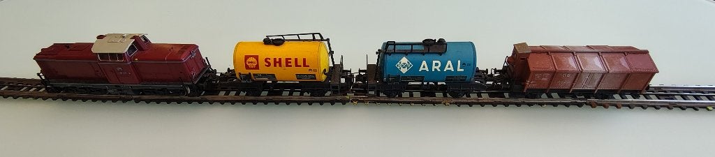 Trix Exp. V100 1009 met tankwagons en raffinaderij, Wisselstroom, Trix, Ophalen of Verzenden, Analoog