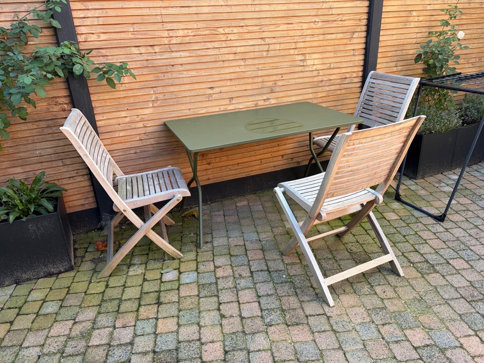 Tuinset: 3 Teakhouten Stoelen en Groene Tafel, Tuin en Terras, Ophalen, Gebruikt