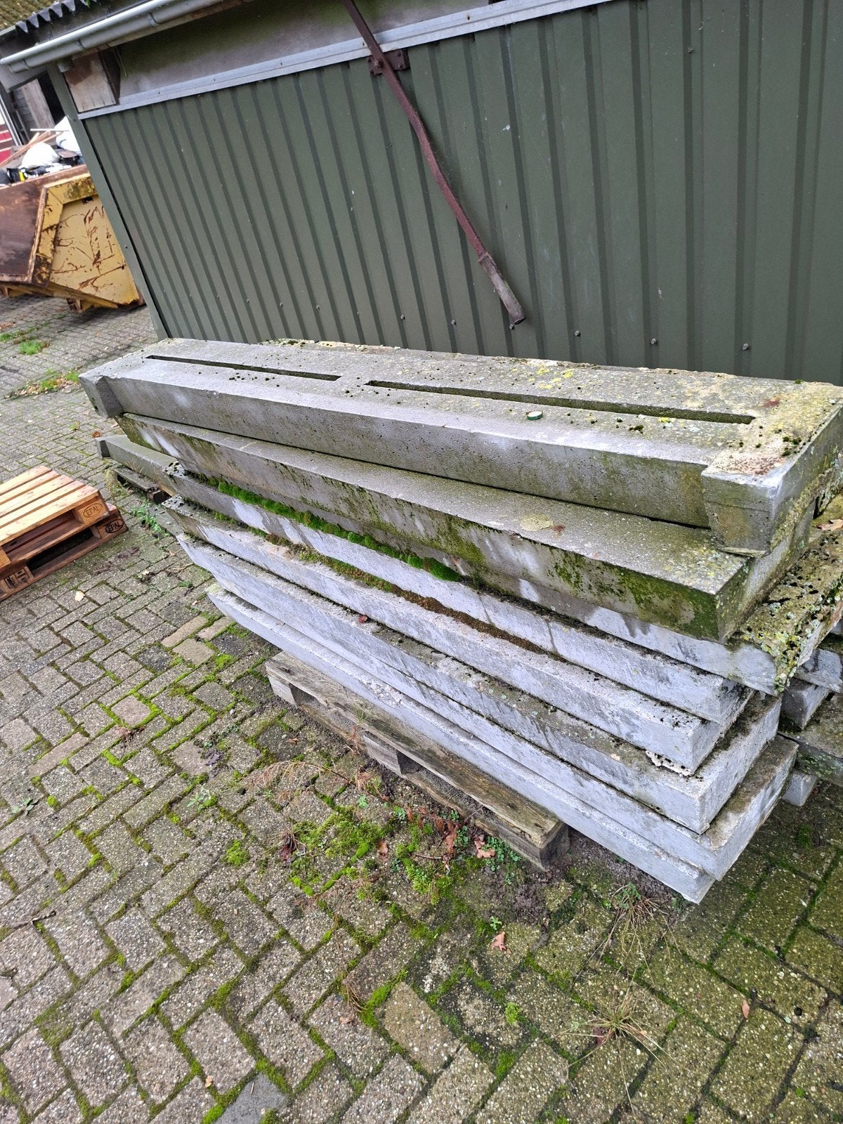 Betonnen stalroosters 2 meter bij 32 cm, Ophalen, Gebruikt, Overige typen, 10 m² of meer