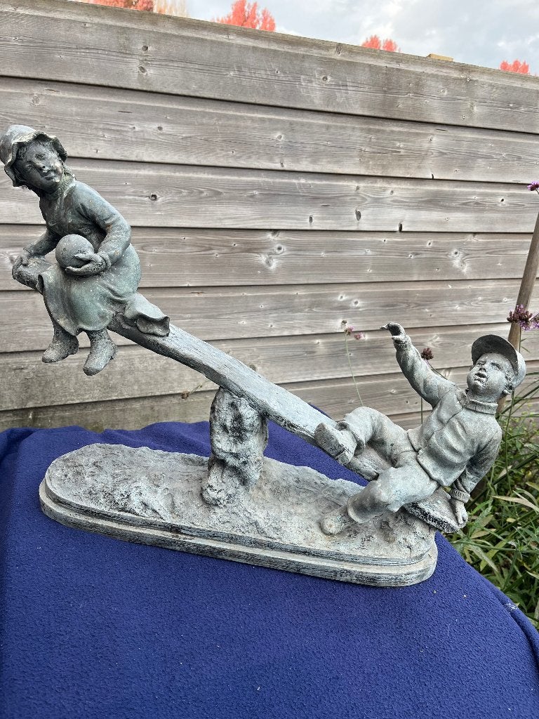 Bronzen tuinbeeld jongen en meisje, Ophalen, Gebruikt, Metaal, Mensenbeeld