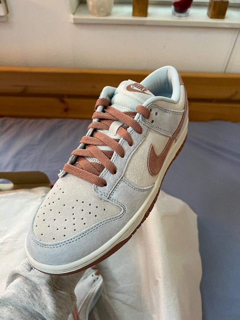 Nike Dunk Low Fossil Rose (US9,5 / EU43), Overige kleuren, Nieuw, Ophalen of Verzenden, Sneakers of Gympen