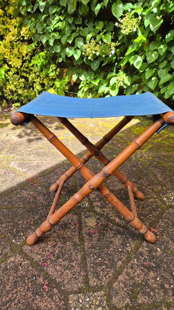 Leuk bamboe krukje met blauwe zitting, Ophalen, Gebruikt, Hout