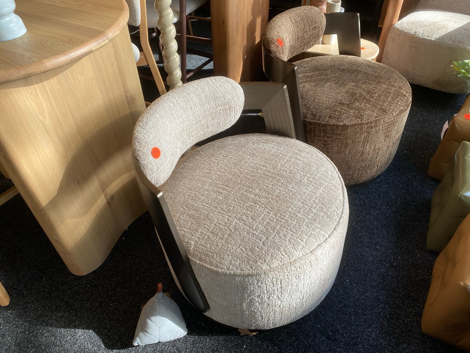 Set van 2 fauteuils: 1x beige, 1x bruin brons metaal leuning, Ophalen, Nieuw, Stof, 75 tot 100 cm