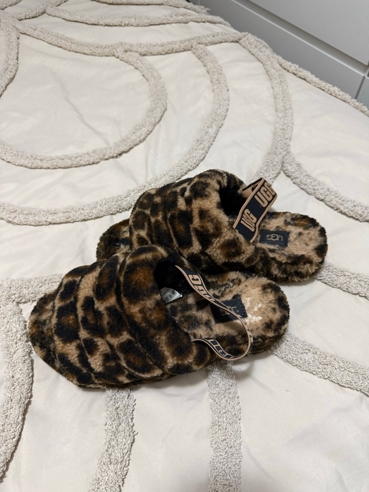 UGG Fluff Yeah Slide Leopard Print Maat 40 (valt als 39), Ophalen of Verzenden, Zo goed als nieuw, Bruin, Pantoffels of Sloffen