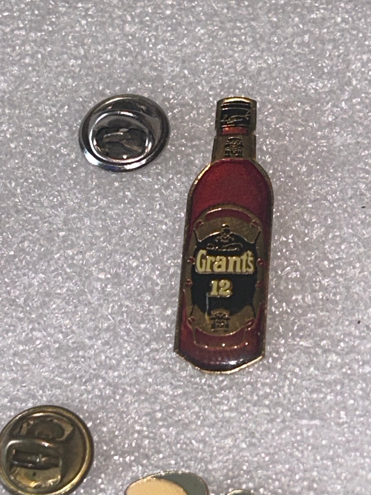 Grant's 12 Whisky Flesje pin - Vintage Pin, Ophalen of Verzenden, Gebruikt, Merk, Speldje of Pin