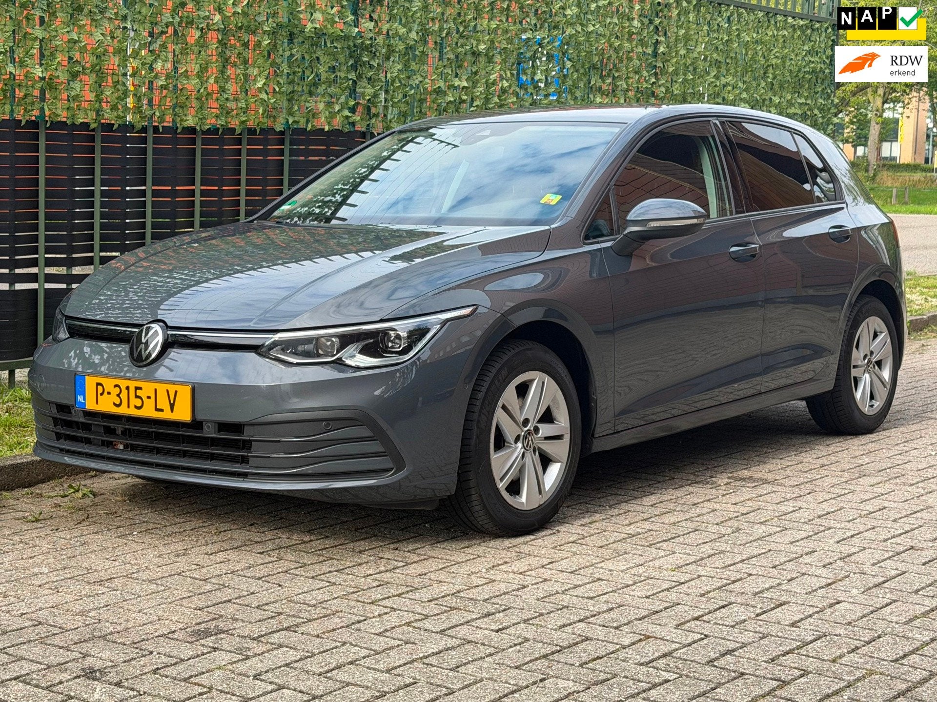 Volkswagen Golf 1.0 TSI Life Business 2022 LED|CAMERA|NAP, Gebruikt, Alcantara, Origineel Nederlands, Bedrijf