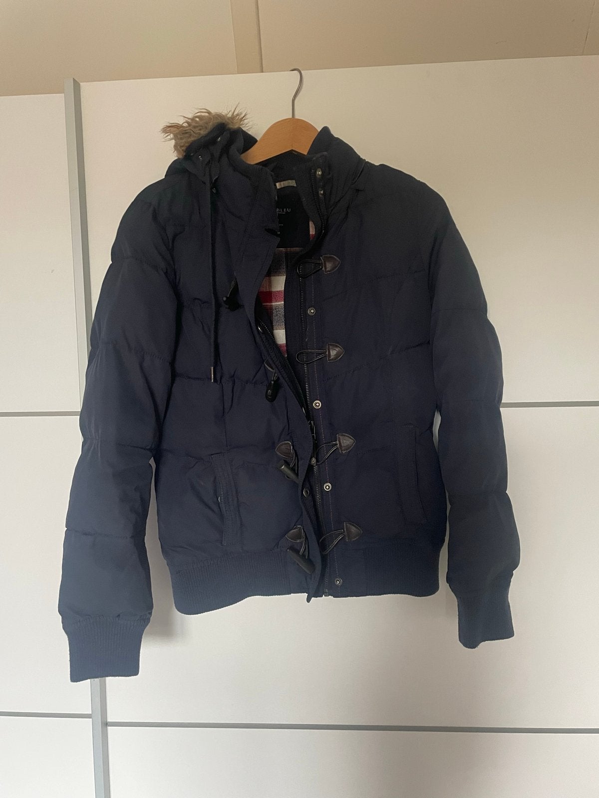 Donkerblauwe winterjas met bontkraag - S/M, Ophalen of Verzenden, Zo goed als nieuw, Blauw