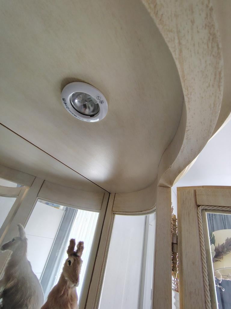 Elegante Vitrinekast met Verlichting - Crèmekleurig Hout, Huis en Inrichting, Ophalen, Met deur(en), Glas, 50 tot 100 cm