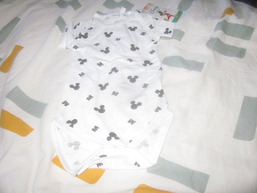 Nieuw wit/zwart rompertje Mickey Mouse hoofdjes Disney 62/68, Kinderen en Baby's, Babykleding | Maat 62, Nacht- of Onderkleding