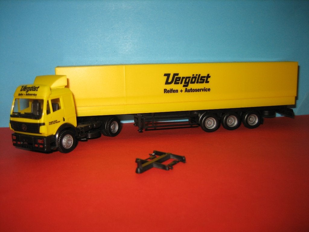 Vergolst  MERCEDES met oplegger  Herpa, Ophalen of Verzenden, Zo goed als nieuw, Bus of Vrachtwagen, Herpa